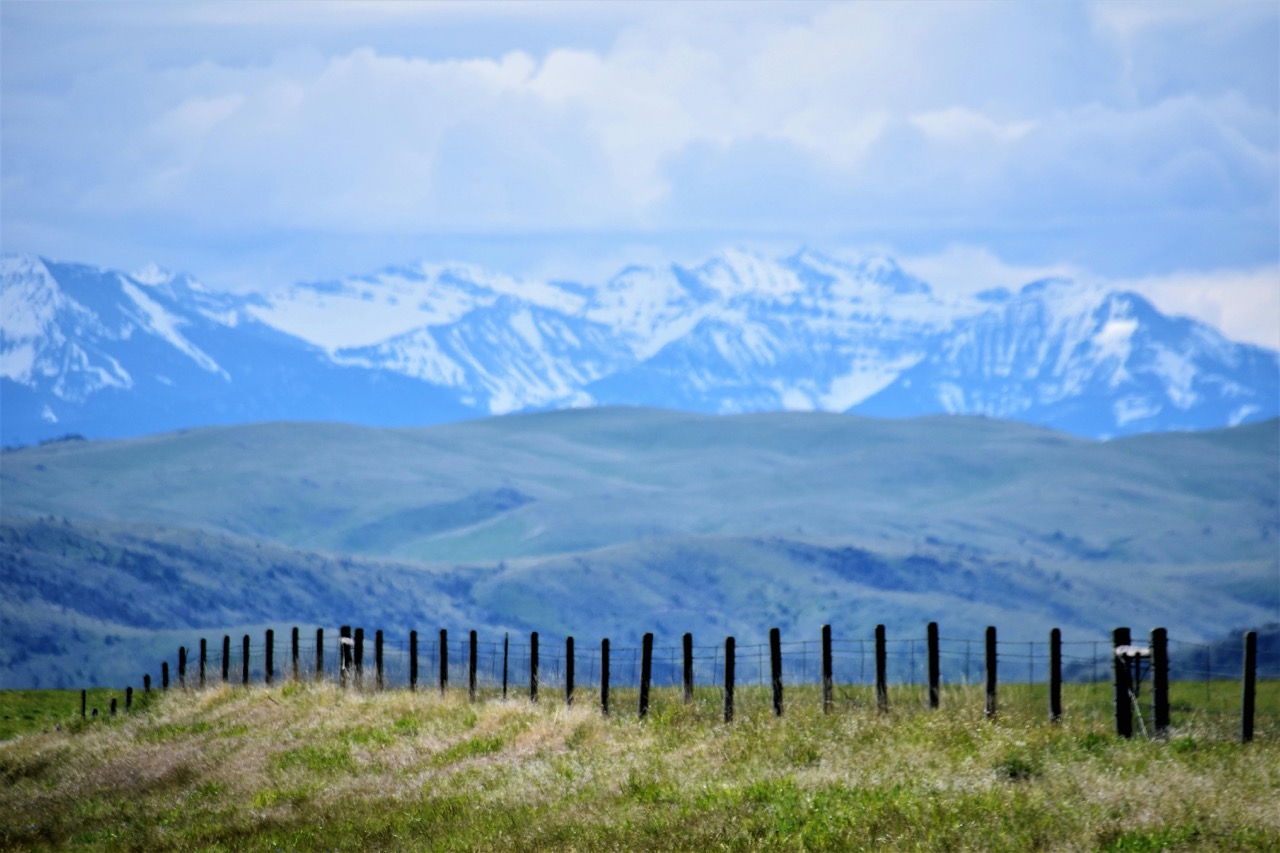 montana-mountains-fence montana-mountains-fence